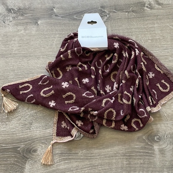 🆕 BCBGeneration | Lucky Horseshoe Tassle Scarf - Picture 7 of 7